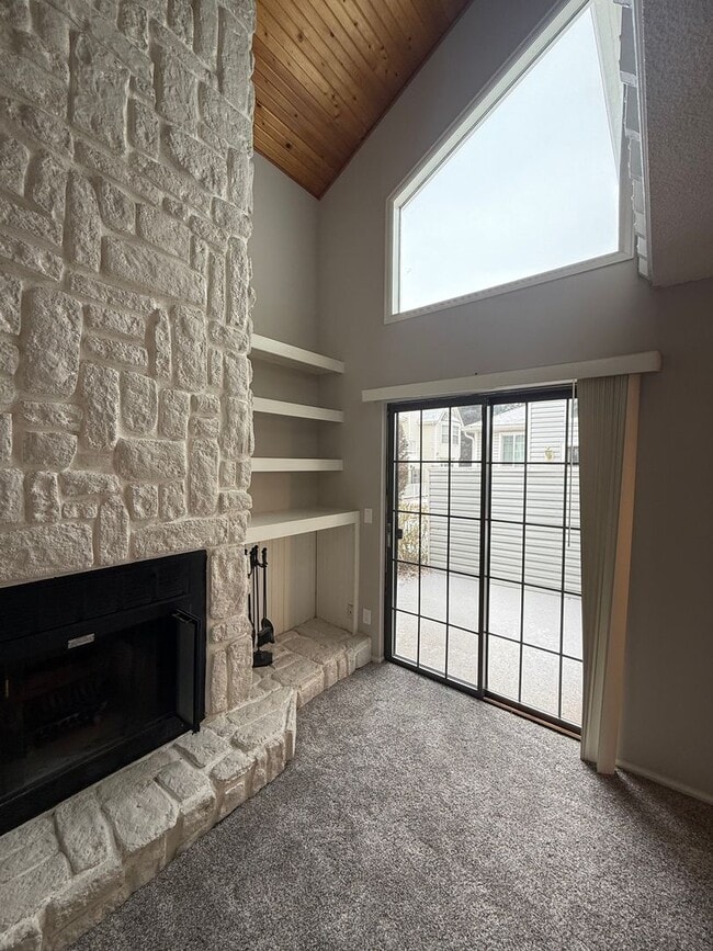 Building Photo - SPACIOUS 2-BEDROOM TOWNHOME WITH LOFT, GARAGE & PRIME LOCATION!