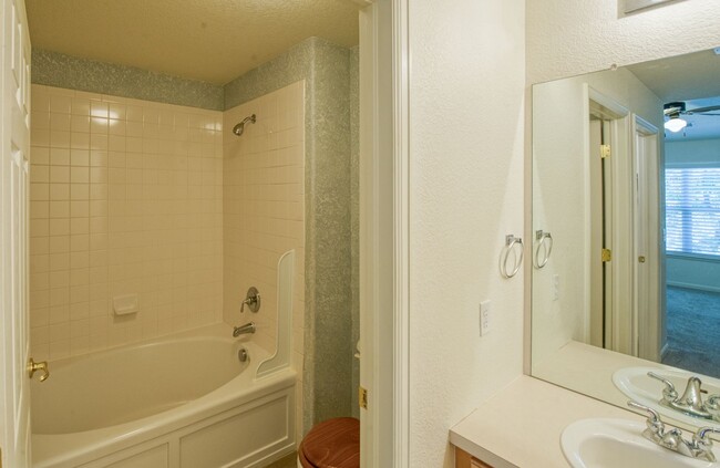 Building Photo - Immaculate Top-Floor 2 Bedroom Condo For R...