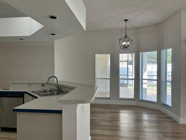 Building Photo - Pool Home