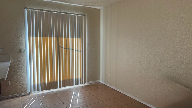 Building Photo - 2 BEDROOMS 1.5 BATHROOMS  TOWNHOUSE AVAILABLE FOR RENT !!!