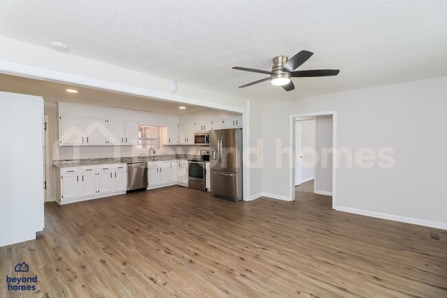 Building Photo - Gorgeous 4 bedroom / 3 full bath with 1,670 sq feet of space!
