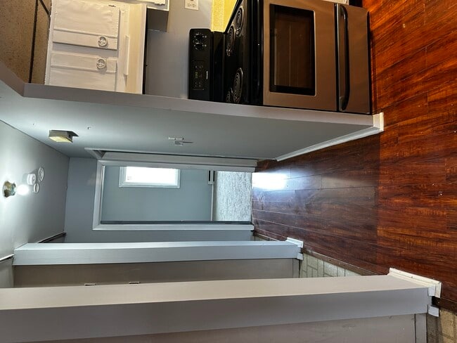 Building Photo - 567 Ashland Ave