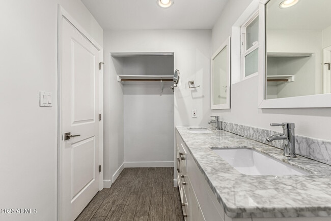 Building Photo - 3930 E Oak St