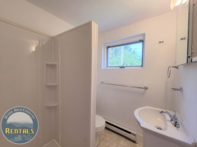 Building Photo - 915 Blowing Rock Rd