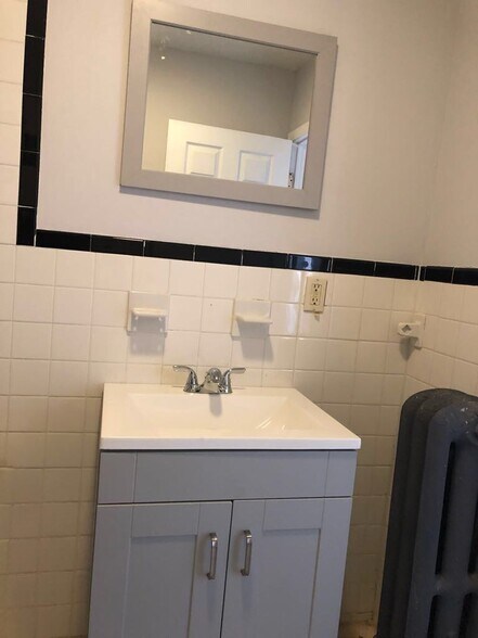 Clean and updated bathroom - 5218 Pentridge St