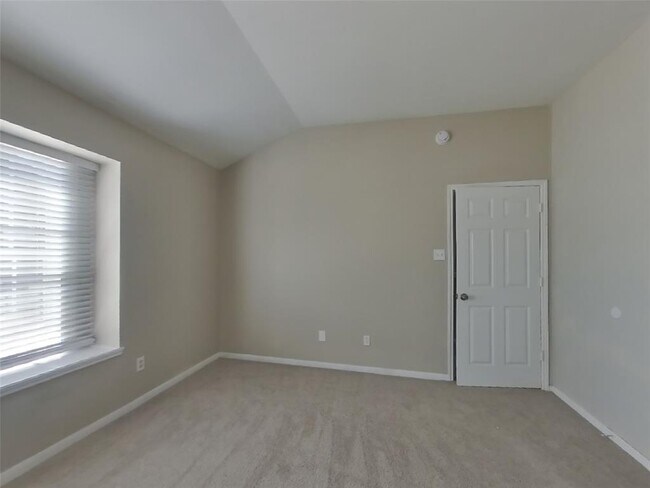 Building Photo - 3607 Lakeaires Ln