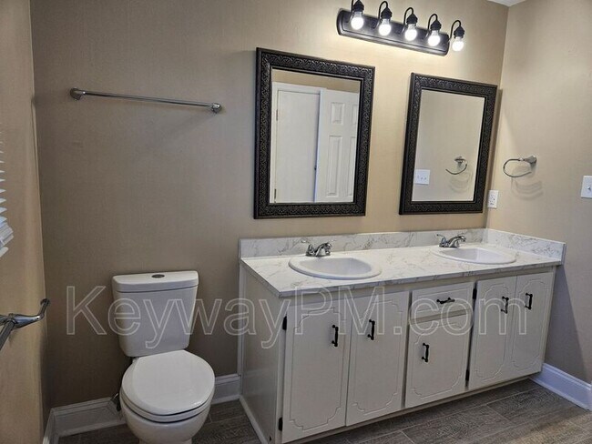 Building Photo - 2326 Greengate Dr