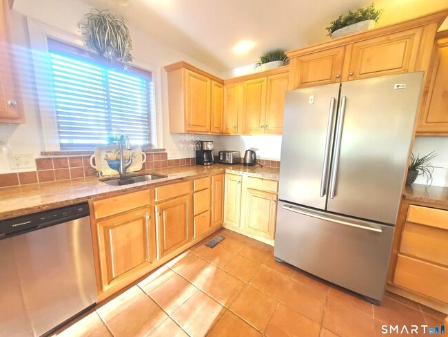 Building Photo - 1093 Shippan Ave