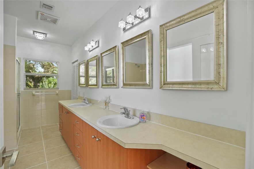 Building Photo - 833 SW 17th St