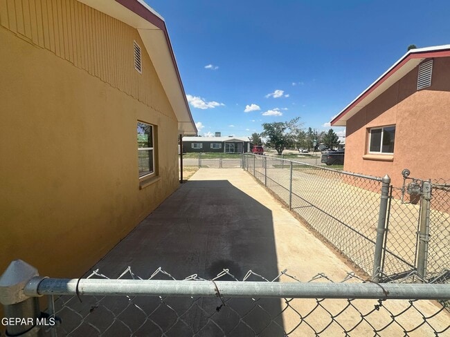 Building Photo - 5208 Blue Ridge Dr