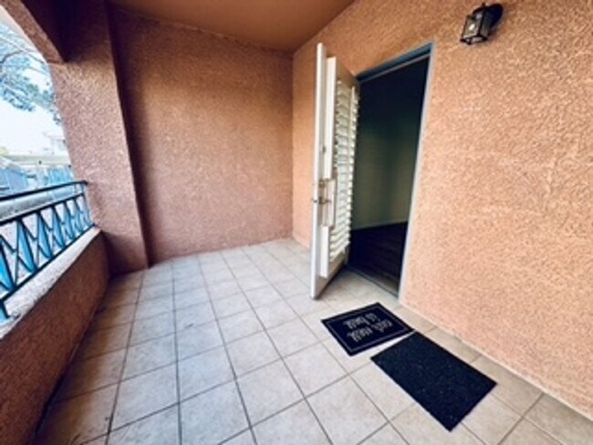 Building Photo - Cozy 1st-floor condo unit with 2 bedrooms and 2 bathrooms. Located in a guard-gated community in ...