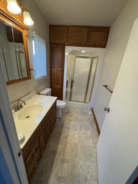 master bathroom - 2605 Cedar St