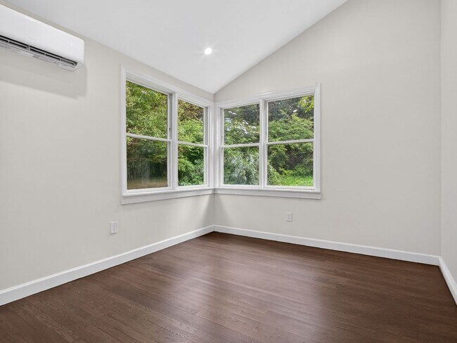 Building Photo - 3 Bed/2 Bath Home with Private Yard