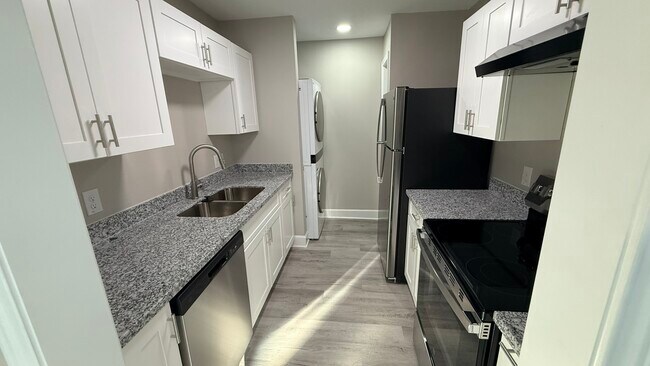 Building Photo - 9707 Richmond Ave