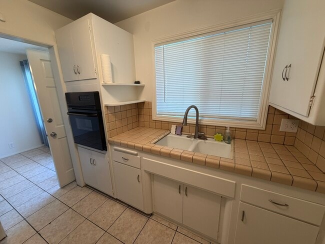 Building Photo - 618 Clubhouse Ave