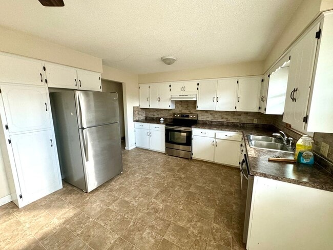 Building Photo - 3 Bedroom / 2 Bath House located on Stodda...