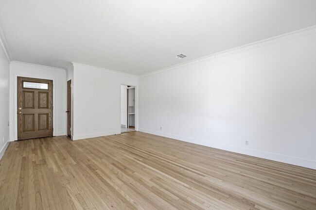 Building Photo - 2 bedroom, den and 1.5 bath, a few blocks of SPHS