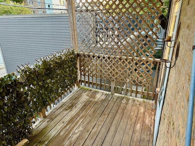 Building Photo - 2233 W Shakespeare Ave