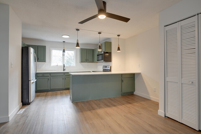 Kitchen/ dining - 2042 Pathways Dr