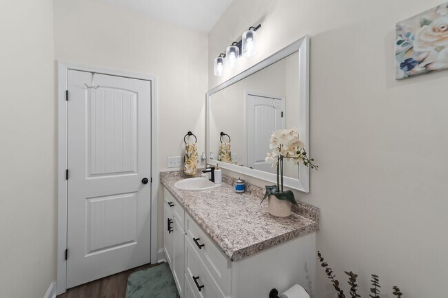 Building Photo - Comfort & Style Meet in This Beautiful 4 Bedroom Midway Home