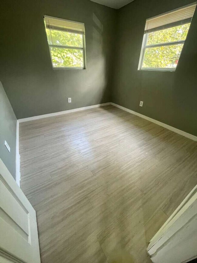 Building Photo - 3/1 Cute cozy single-family home! Apply for FREE This Holiday Season!