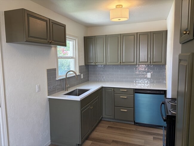 Building Photo - 411 E Showalter Dr