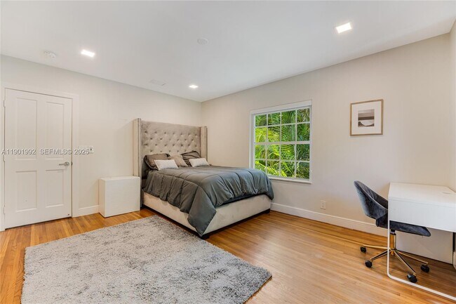 Building Photo - 140 N Hibiscus Dr