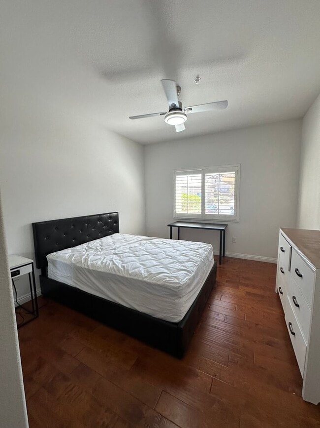 Building Photo - 2 bedroom Partially furnished Condo