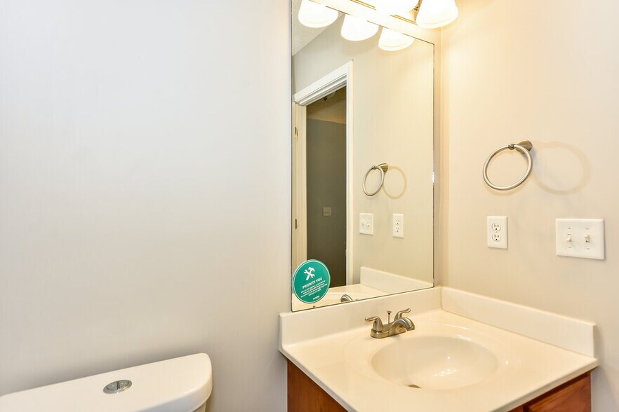 Building Photo - 8032 Meadowview Ln