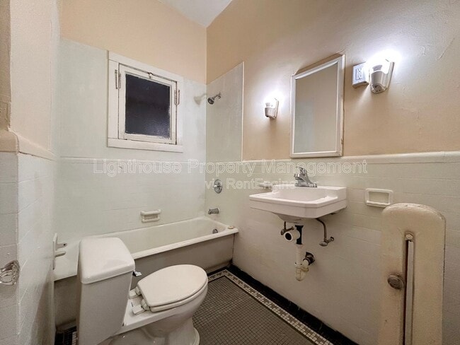 Building Photo - 317 Prospect Ave NE