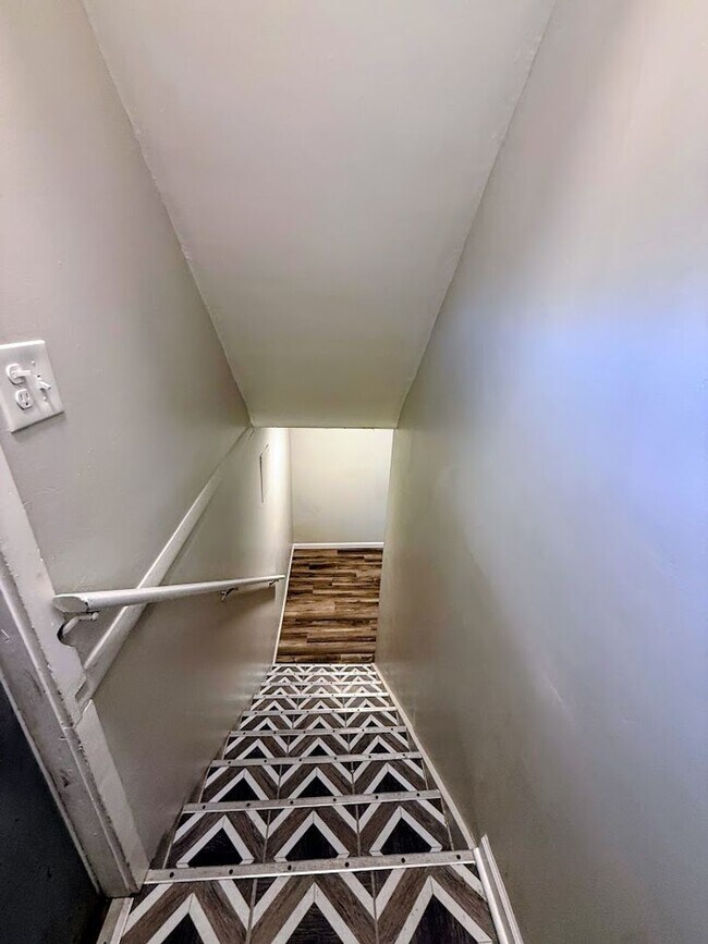Building Photo - Bender Ave Duplex