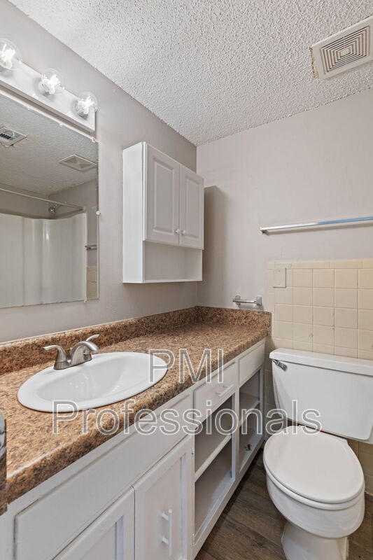 Building Photo - 800 Anderson Ln