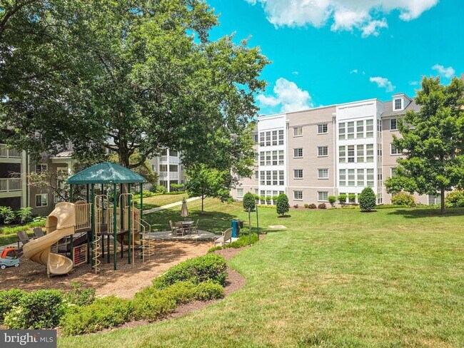 Building Photo - 4181 S Four Mile Run Dr
