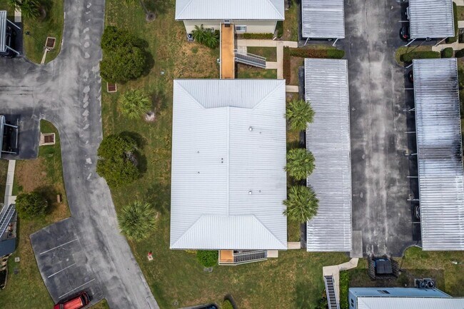 Building Photo - 175 SE Village Dr