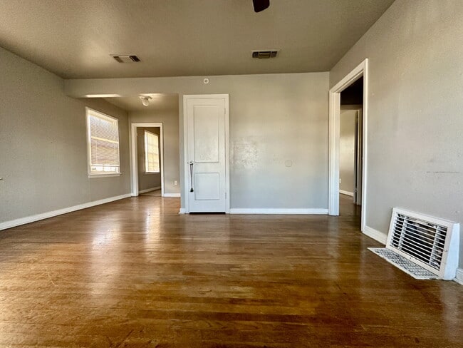Building Photo - Cozy 1/1 with Private Yard, Close to TTU