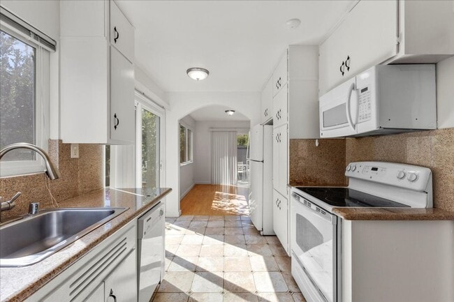 Building Photo - Three bedroom Carmel Home near ocean - Early May