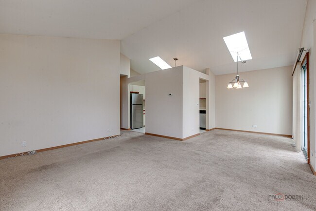 Building Photo - 614 Le Parc Cir