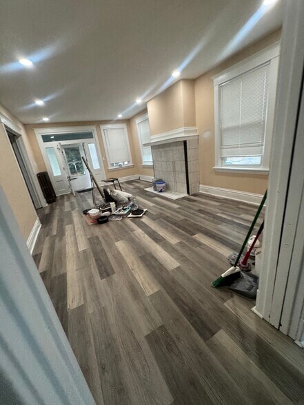 Building Photo - 1415 Dormont Ave