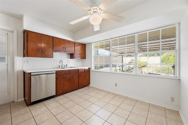 Building Photo - 6706 Willamette Dr