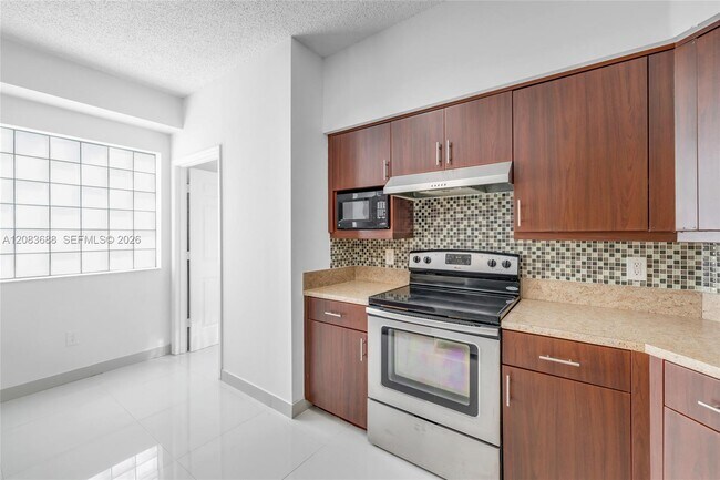 Building Photo - 3125 NE 184th St