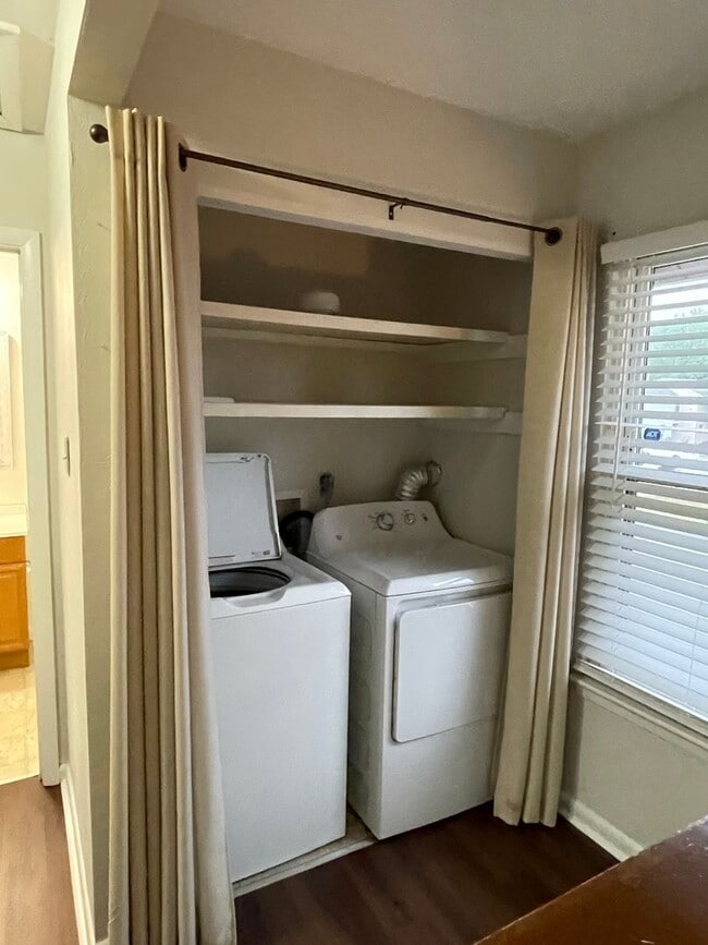 Building Photo - Available Now! 2 Bed, 1.5 Bath Townhome | ...