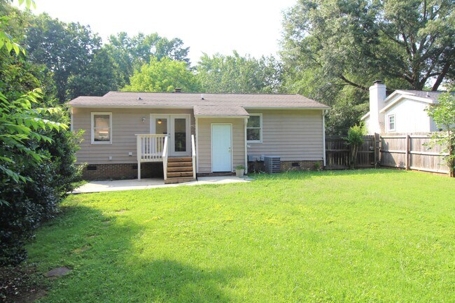 Building Photo - Charming 2 Bedroom, Large lot fenced in yard