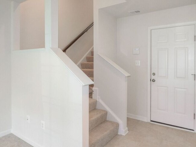 Building Photo - Pet Friendly 3 Story Inner Townhouse with ...