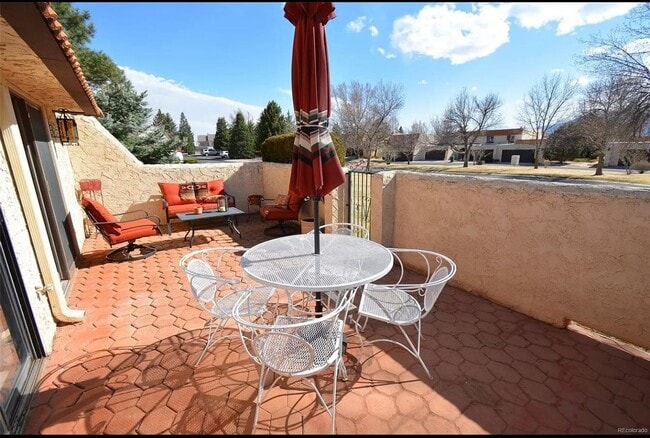 Building Photo - 3 Bedroom Townhome in Gleneagle