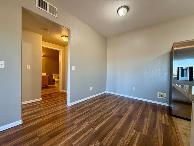 Building Photo - 2 bedroom condo in gated SE location.