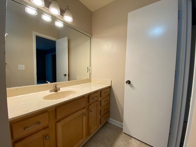 Building Photo - Large 2 Bed 2.5 Bath Apt in Green Hills - ...