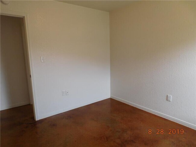 Building Photo - 1202 Cavalry Ln