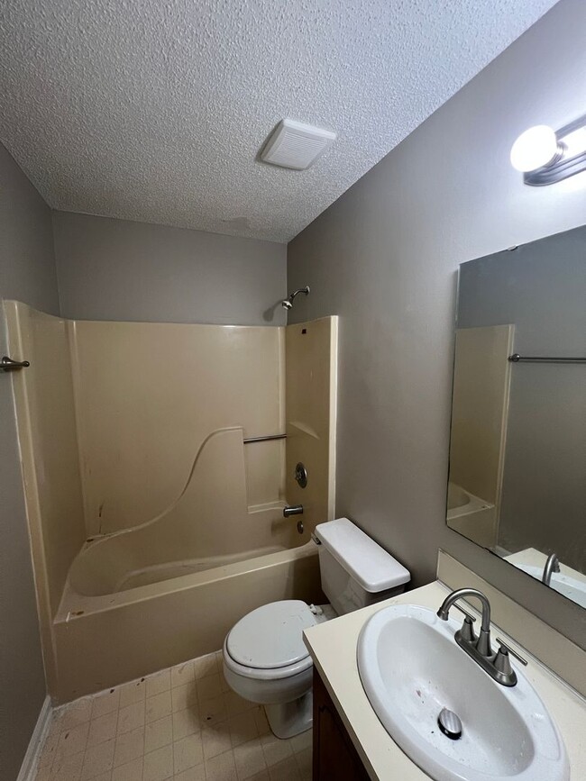 Building Photo - 2 Bedroom Duplex Available (Wingate)