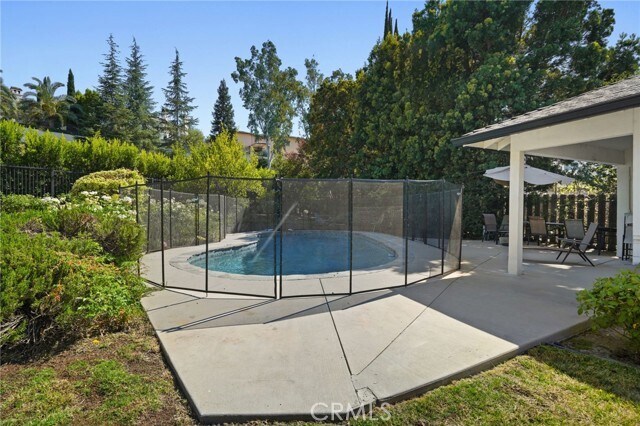 Building Photo - 18433 Tarzana Dr