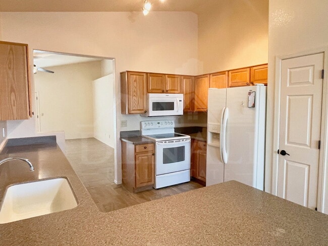 Building Photo - 465 S Wildrose